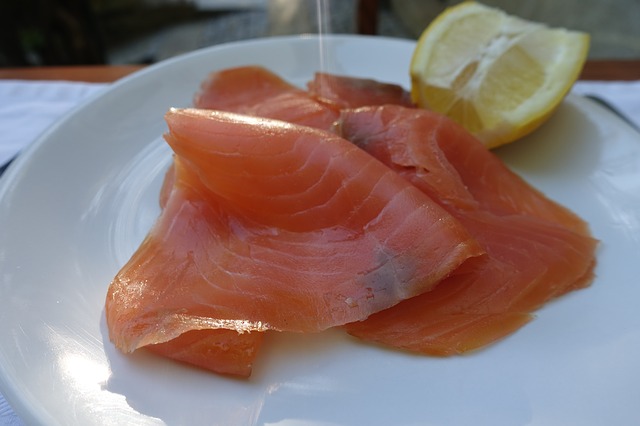 Salmone affumicato valori nutrizionali: quante sono le sue calorie? Come consumarlo?
