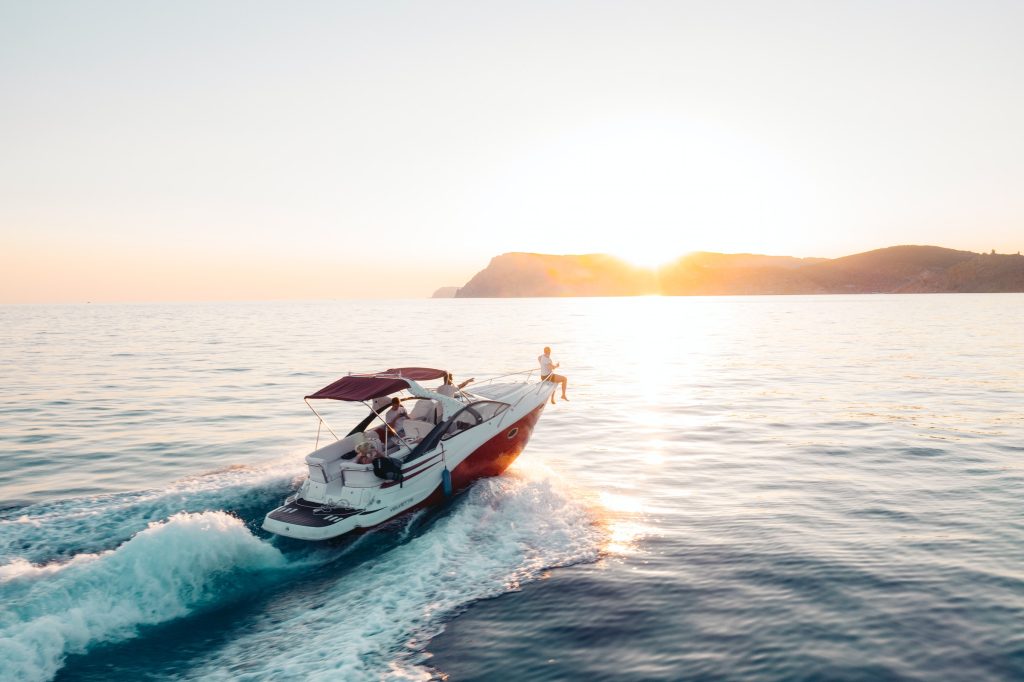 Vacanze in barca, benefici e rischi: come esporsi al sole nel modo corretto