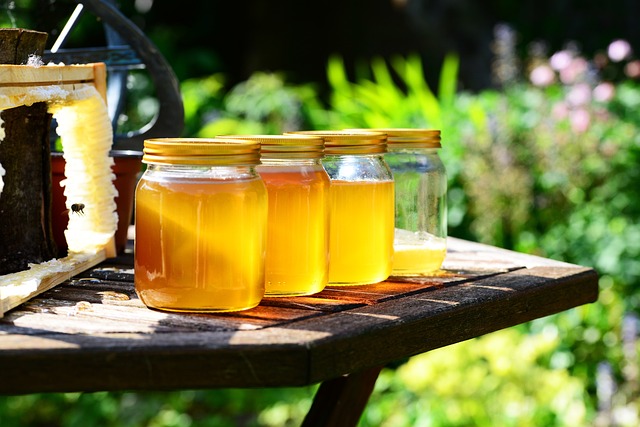 Tutti i benefici del miele biologico: dalle api alla tavola