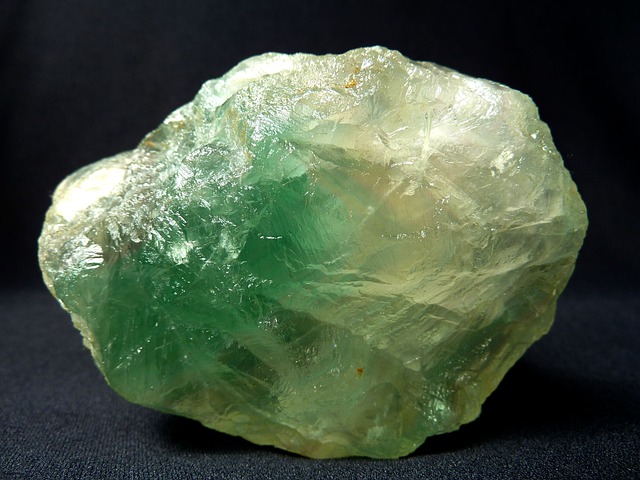 Il minerale che indica il 4° grado della Scala di Mohs: proprietà e usi del fluorite