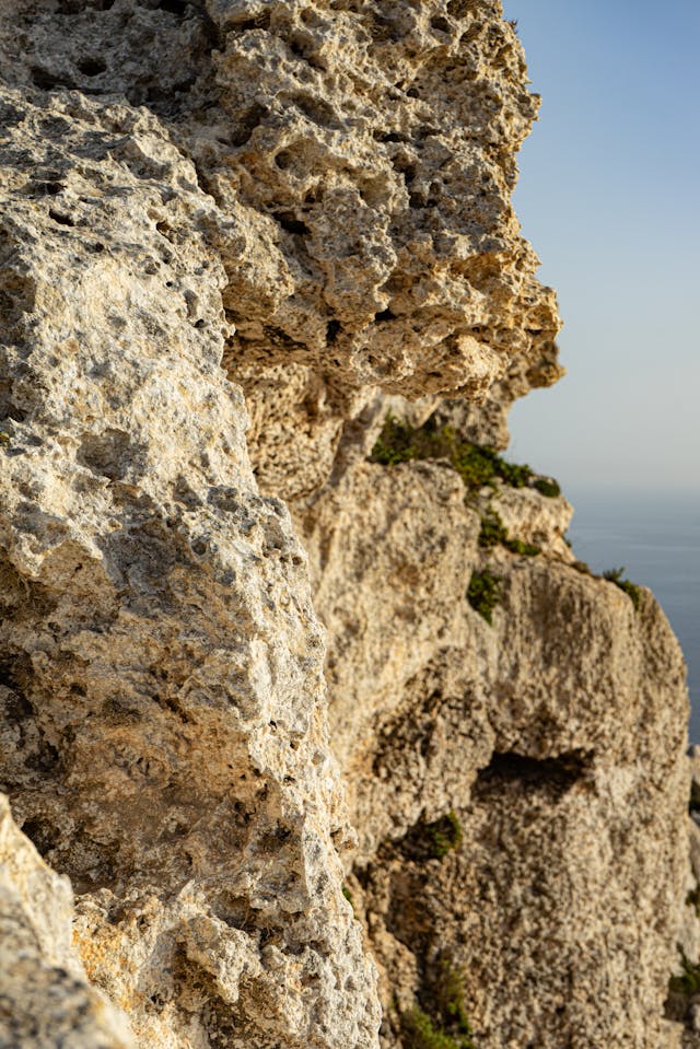 Roccia di calcare e argilla: tutto sulla marna, una risorsa geologica preziosa